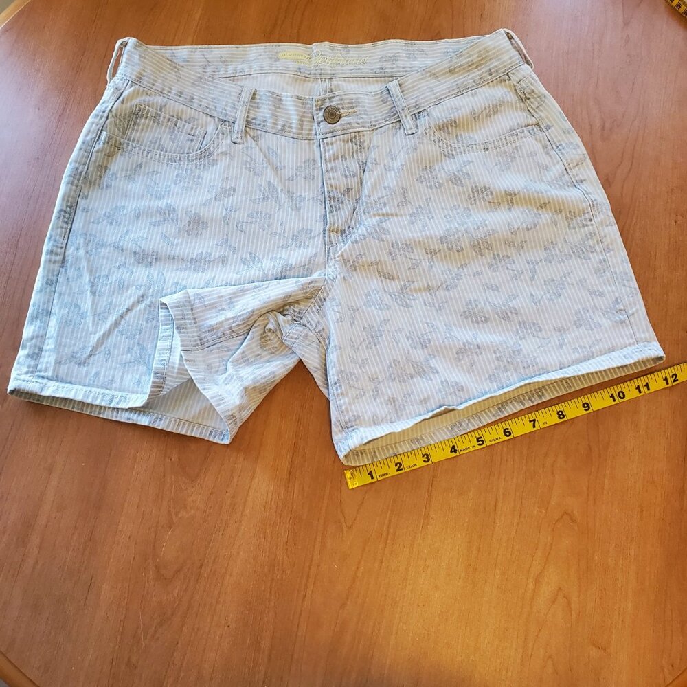 Old Navy Boyfriend Denim Railroad Stripe Shorts Floral Print 3 ½” Inseam - (8) - Picture 12 of 12